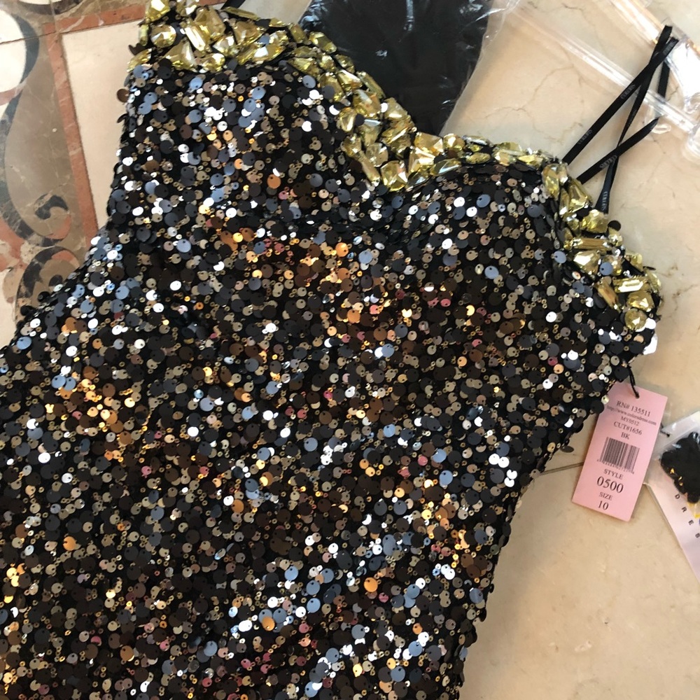 • BLACK & GOLD SHORT SEQUENCE DRESS •